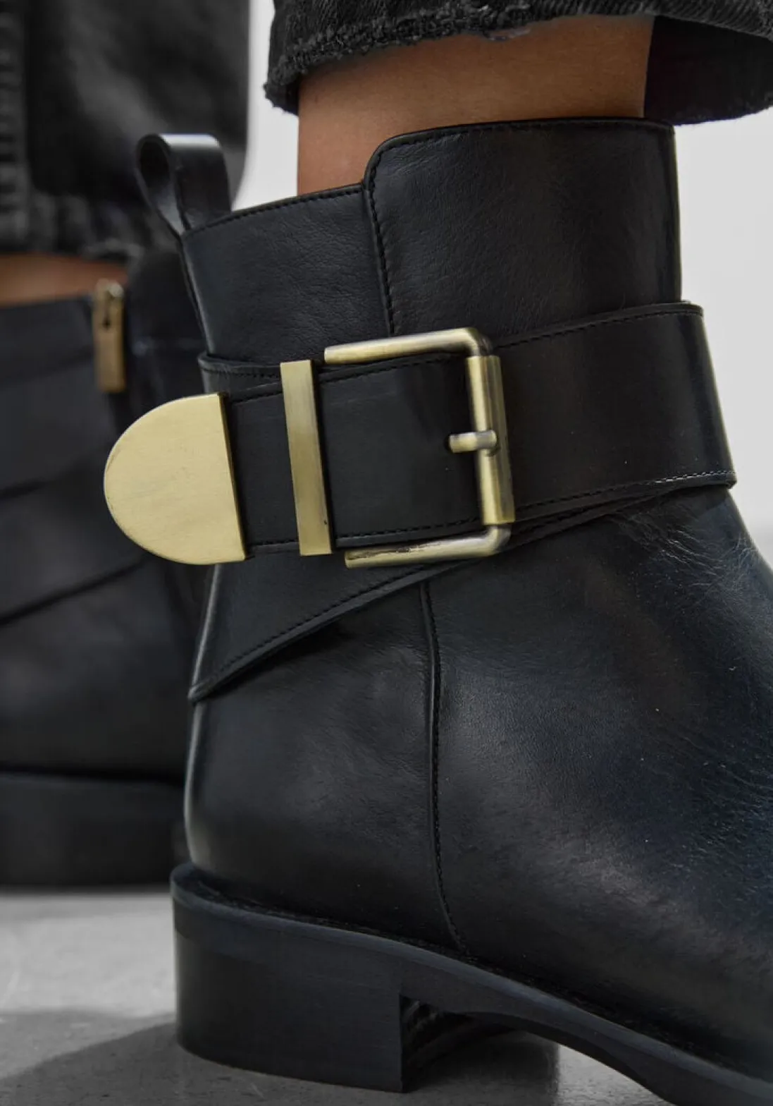 LINA LOCCHI e enkellaarsjes 2232 zwart